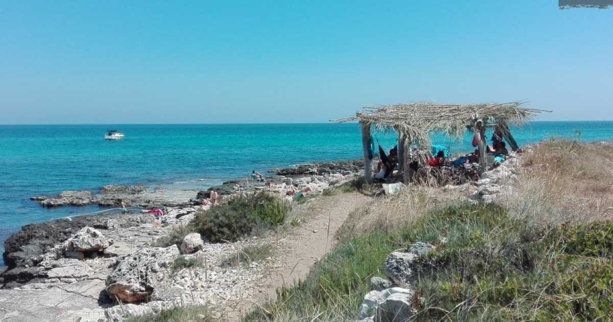 "Freak beach": tra nudisti e capannine l'angolo di costa pi� alternativo del barese